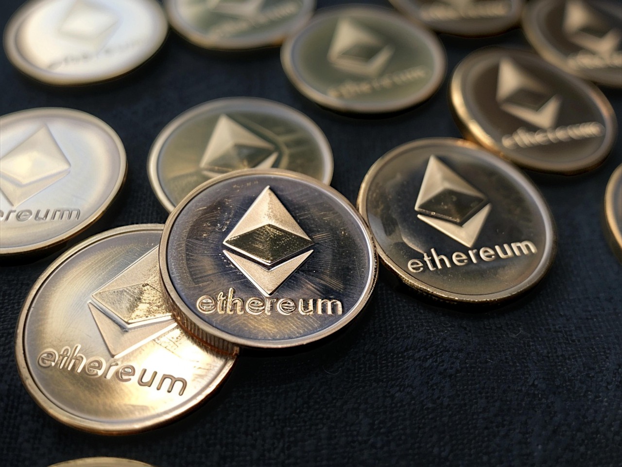 马斯克回归特斯拉、减少DOGE工作！TSLA与狗狗币双双暴涨